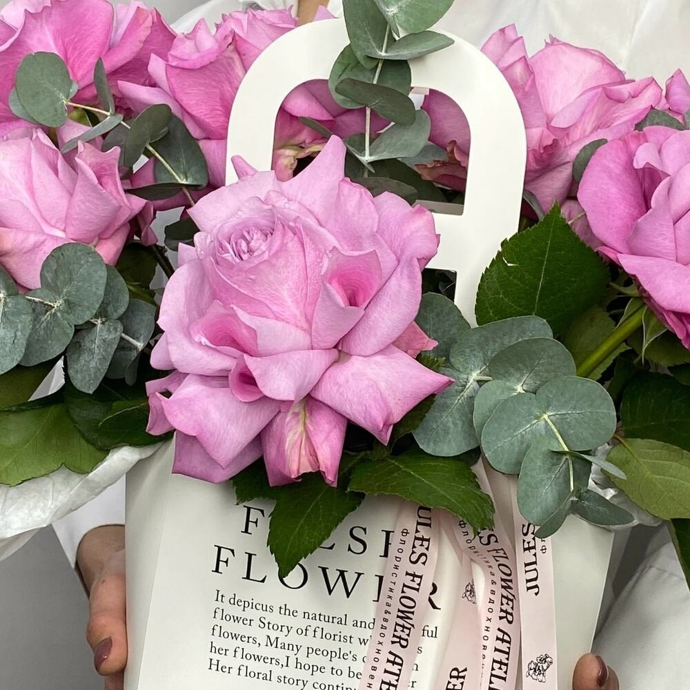 «Магия Цвета» французские розы с эвкалиптом в сумке