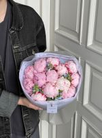 Букет 13шт розовых пионов с незабудками