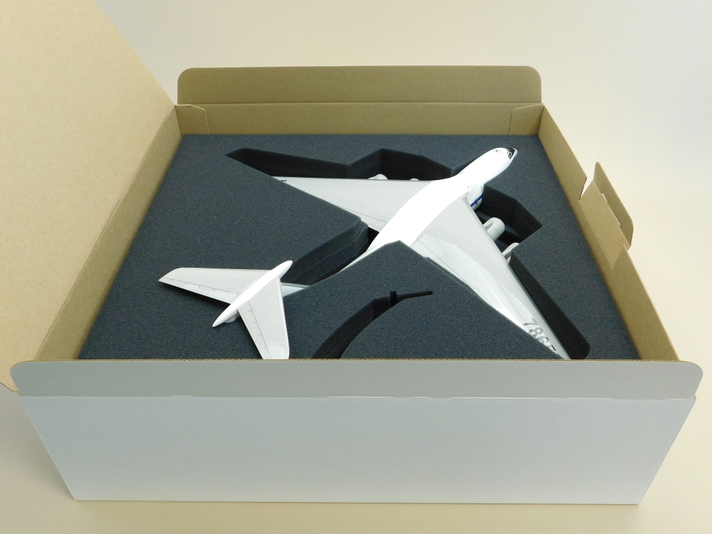 Модель самолета Ил-76МД-90А (М1:100, RF-78653, с шасси)