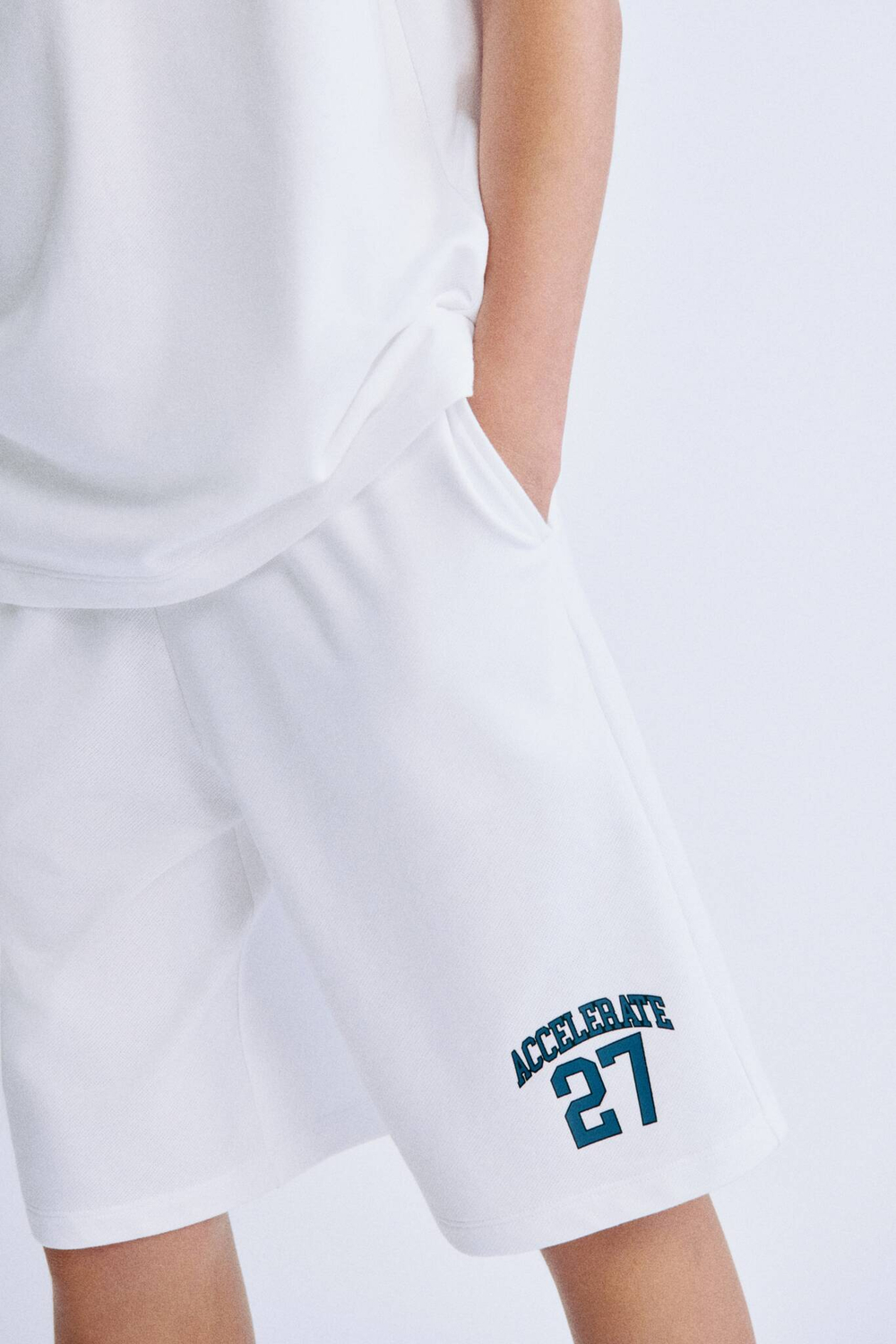 H&M Комплект из футболки и шорт с принтом, белый