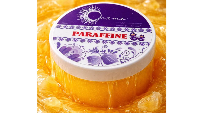 Холодный крем-парафин для рук — это готовое к применению SPA-средство, интенсивно увлажняющее, питающее и смягчающее кожу без нагрева. В отличие от горячей процедуры, он удобен дома, подходит при куперозе и варикозе. Средство создает защитную пленку, повышает тургор, восстанавливает водный баланс и укрепляет ногти, действуя за счет эффекта сауны под пленкой. &nbsp; &nbsp; &nbsp; &nbsp; &nbsp; &nbsp; &nbsp; &nbsp; &nbsp; &nbsp; &nbsp; &nbsp; &nbsp; &nbsp; &nbsp; &nbsp; Как использовать холодный парафин: Подготовка: Очистите руки скрабом или мылом. &nbsp; &nbsp; &nbsp; &nbsp; &nbsp; &nbsp; &nbsp; &nbsp; Нанесение: Нанесите плотный слой крем-парафина на кожу рук. Уход: Наденьте полиэтиленовые перчатки, сверху — теплые варежки (по желанию). Время: Держите от 15–20 минут до 1 часа для глубокого питания. Завершение: Удалите остатки сухой салфеткой. Не смывайте водой. &nbsp;Преимущества и особенности: Действие: Питает сухую кожу, устраняет шелушение, делает кожу бархатистой. Частота: Рекомендуется 1 раз в 1-2 недели (зимой) или до 3 раз в неделю при очень сухой коже. Противопоказания: Открытые раны, ссадины, дерматиты, аллергия на компоненты.&nbsp;