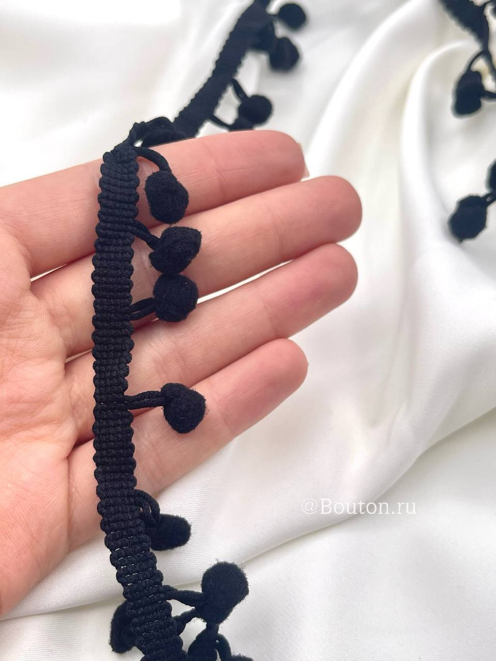 Тесьма с плюшевыми помпонами черная