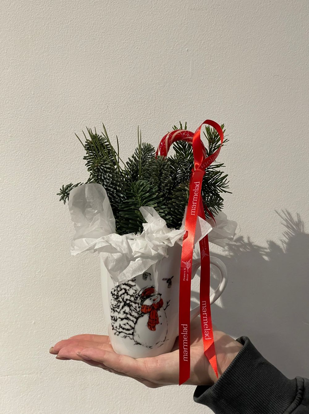 Новогодняя композиция в кружке белой со снеговиком