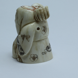 Нэцкэ Фукурокудзю с мешком риса и карпом на плече