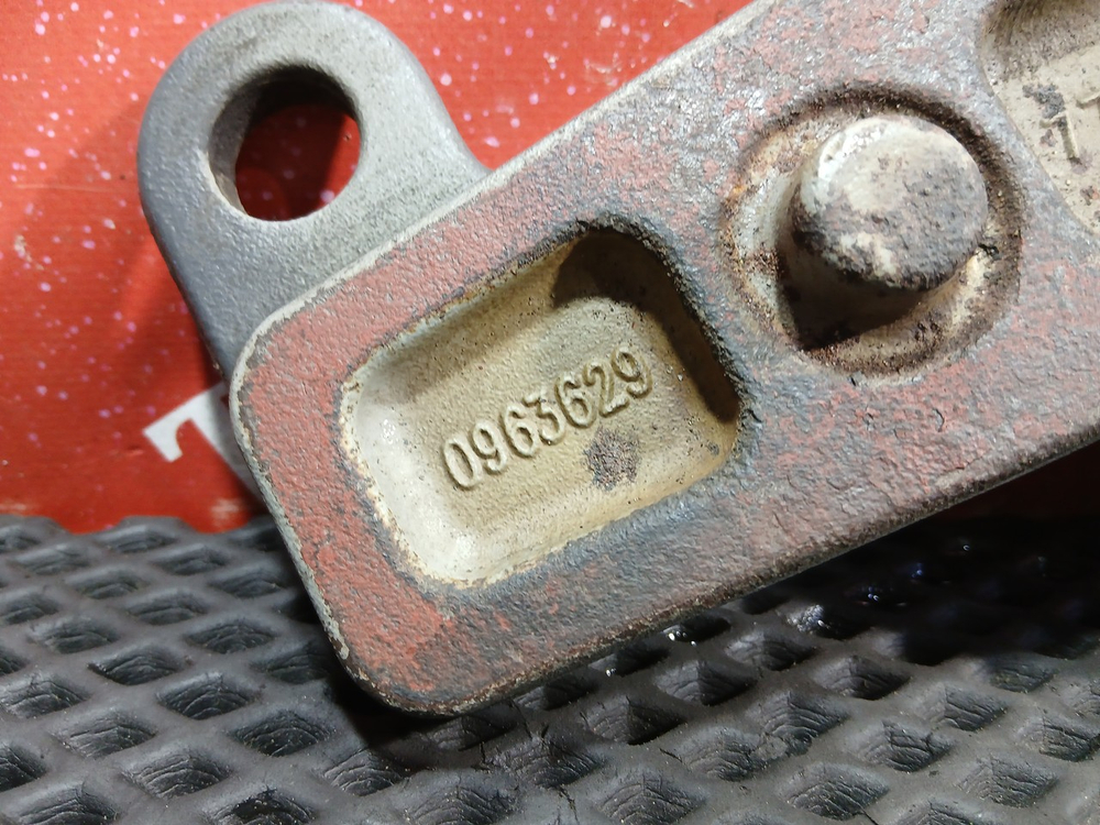 Кронштейн амортизатора нижний правый