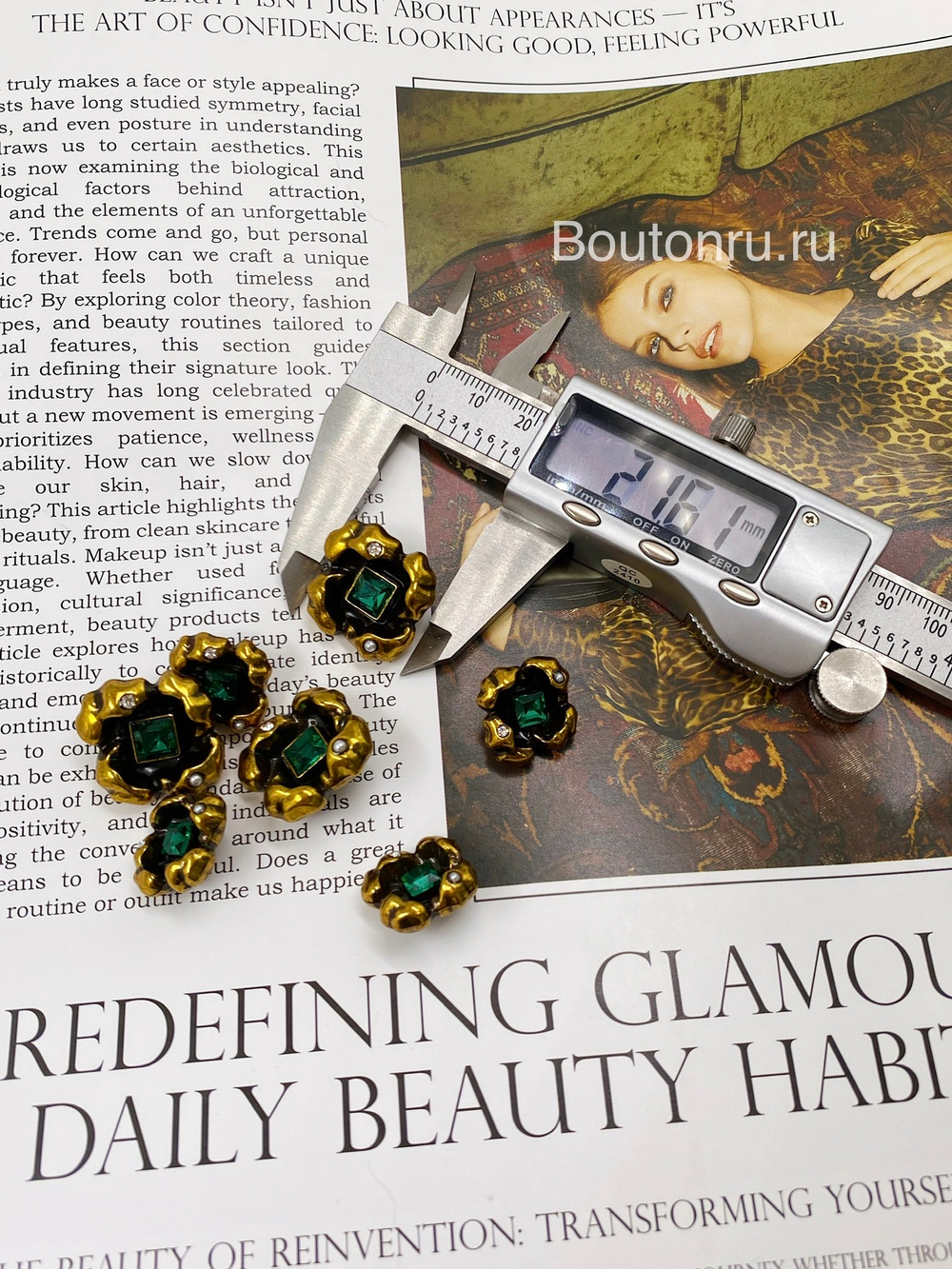 Пуговицы бронза с чернением с изумрудным стразом