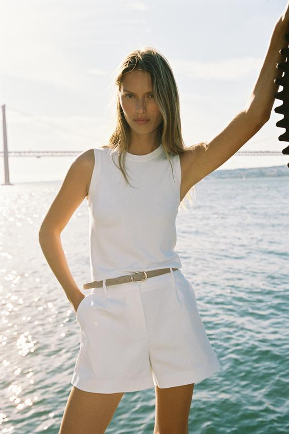 ZARA ШОРТЫ С РЕМНЕМ И ЗАЩИПАМИ, БЕЛЫЙ