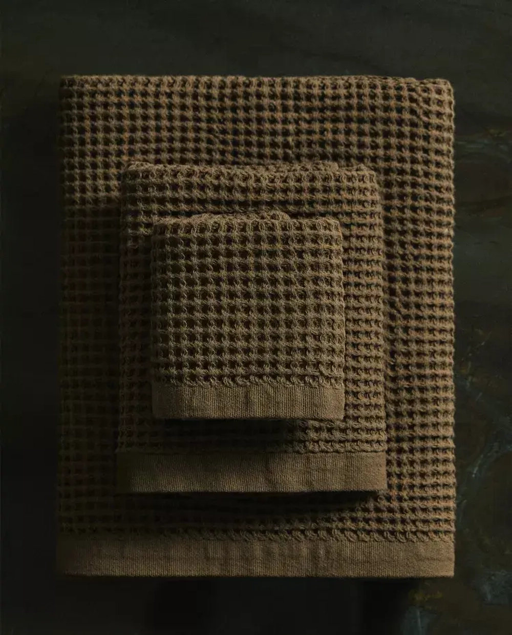 ZARA HOME ВАФЕЛЬНОЕ БАННОЕ ПОЛОТЕНЦЕ, ТЕМНЫЙ ХАКИ
