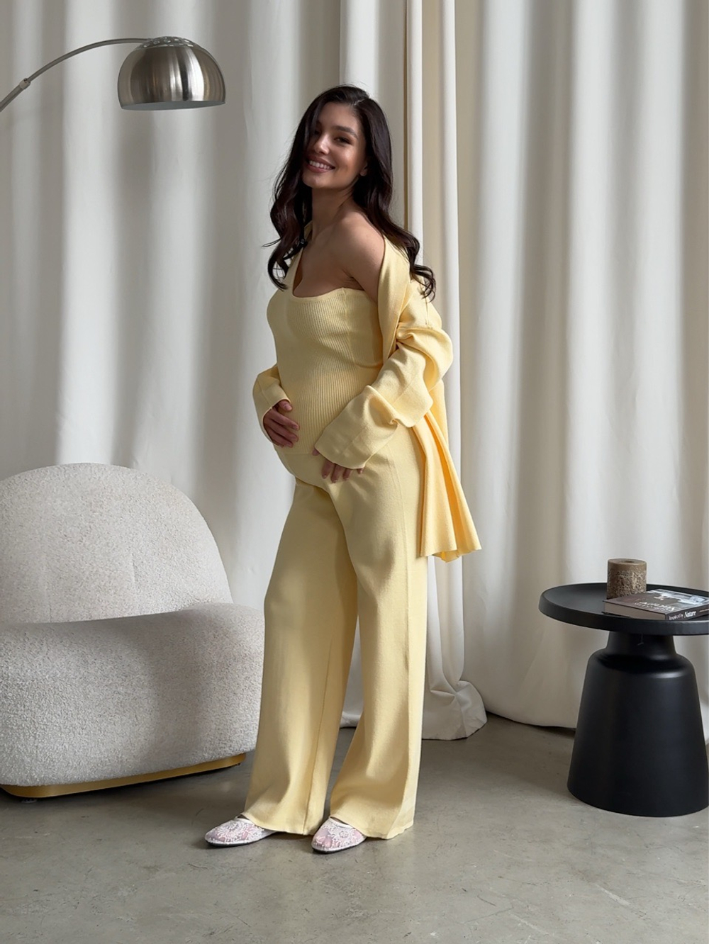 Комплект вязаный, брюки на высокой посадке, кардиган средней длины, топ на одно плечо