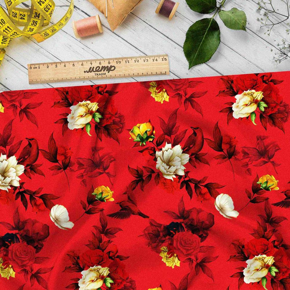 Ткань шифон цветы на красном фоне