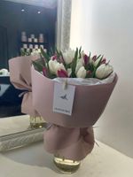 Букет из 25 белых и ярко-розовых тюльпанов