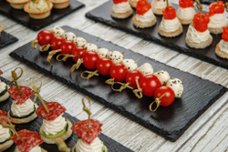 Мини моцарелла с томатами черри и базиликом