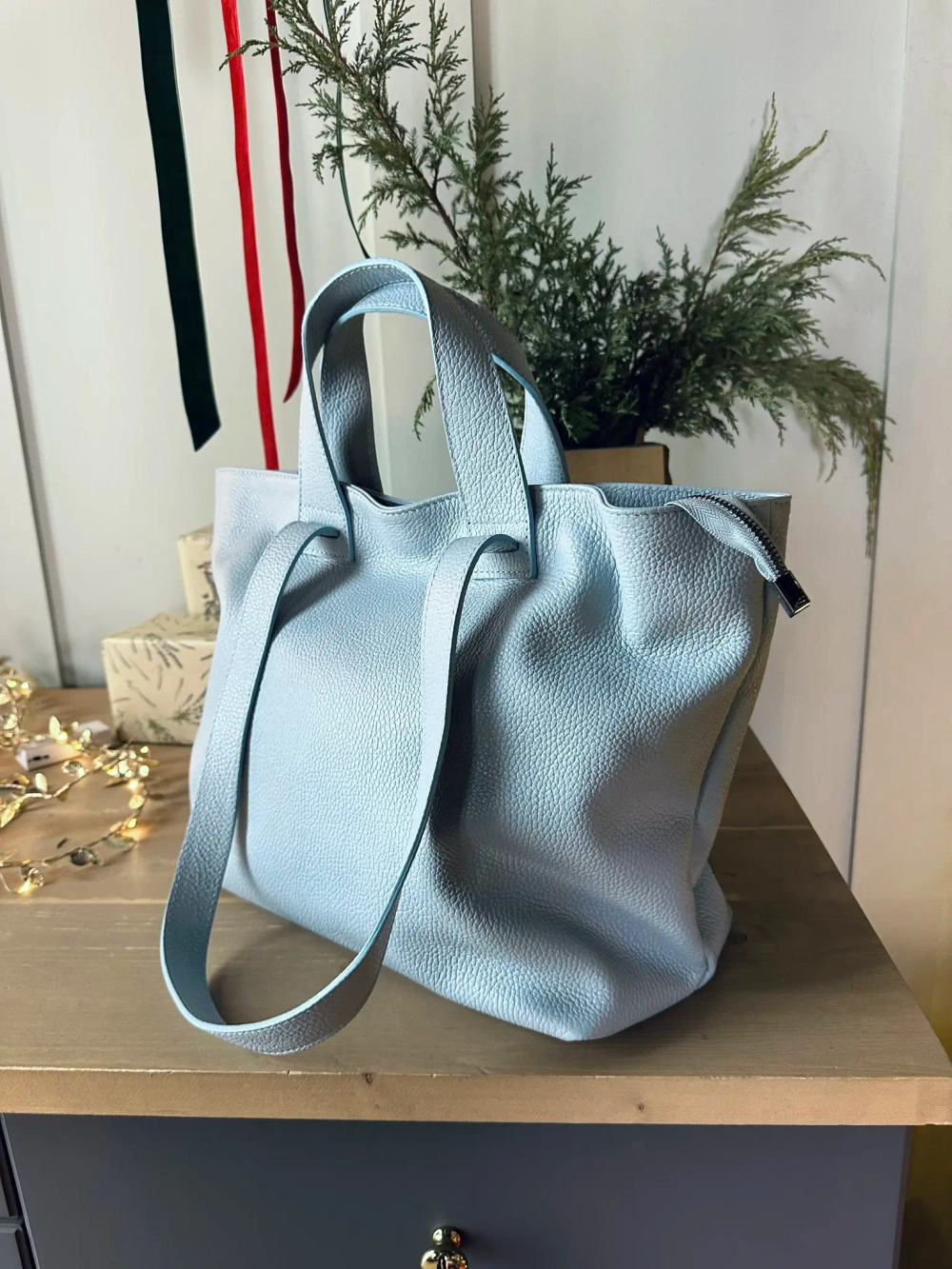 Женская сумка-шоппер из натуральной кожи голубого цвета