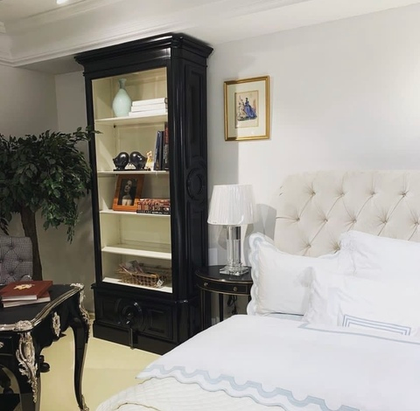 Витрина чёрная открытая