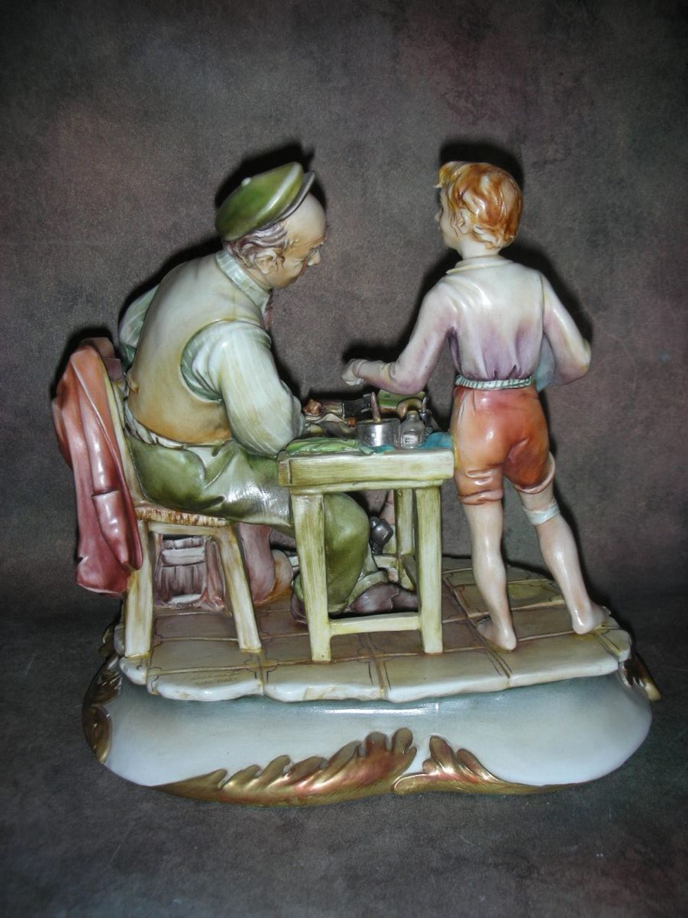 Статуэтка. Фарфор. У сапожника. Capodimonte. Италия