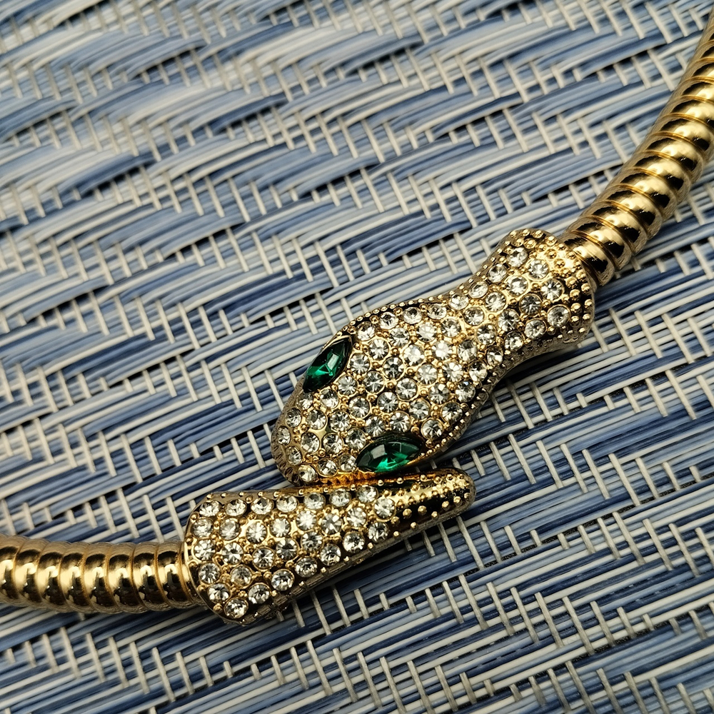 Чокер колье "Змея" золотистый металлический с кристаллами.