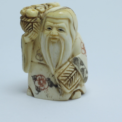 Нэцкэ Фукурокудзю с корзиной фруктов и веером