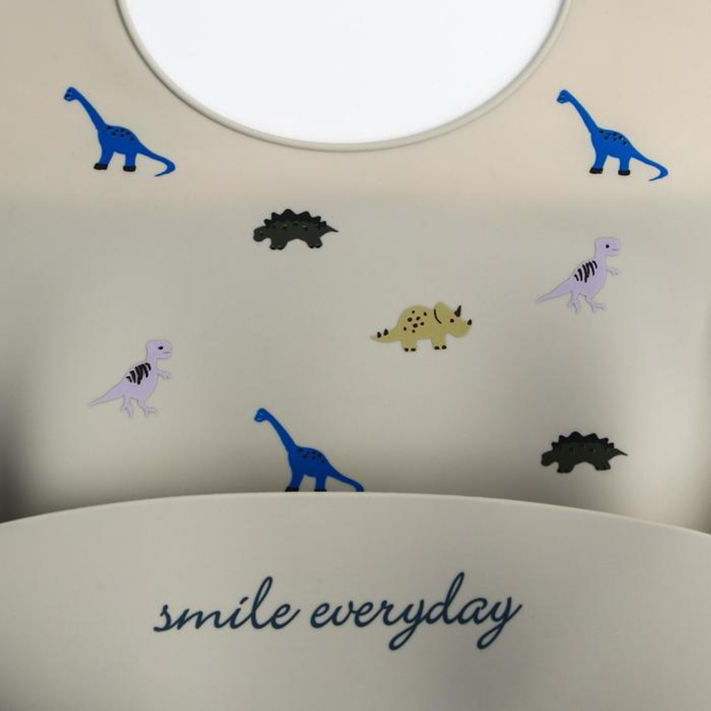 5385575 Нагрудник силиконовый, на кнопках, с карманом «Динозаврики», цвет серый