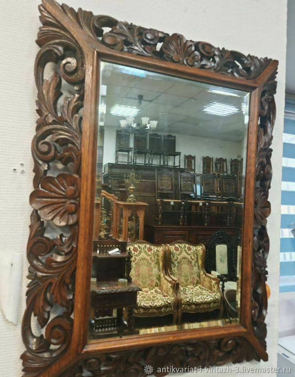 Старинное настенное зеркало
