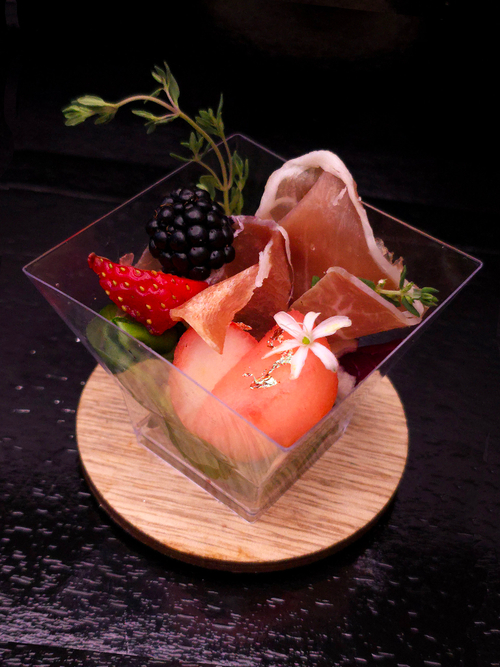 Парма с ягодами и грушей, томленой в розовом вине