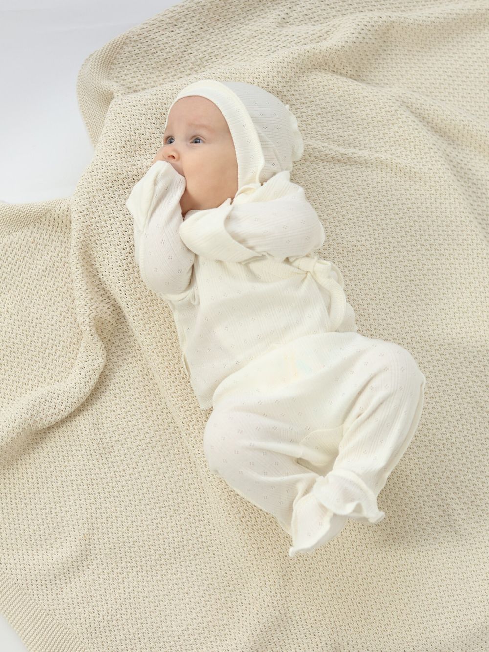 Комплект из 4-х предметов распашонка, ползунки, чепчик, шапочка