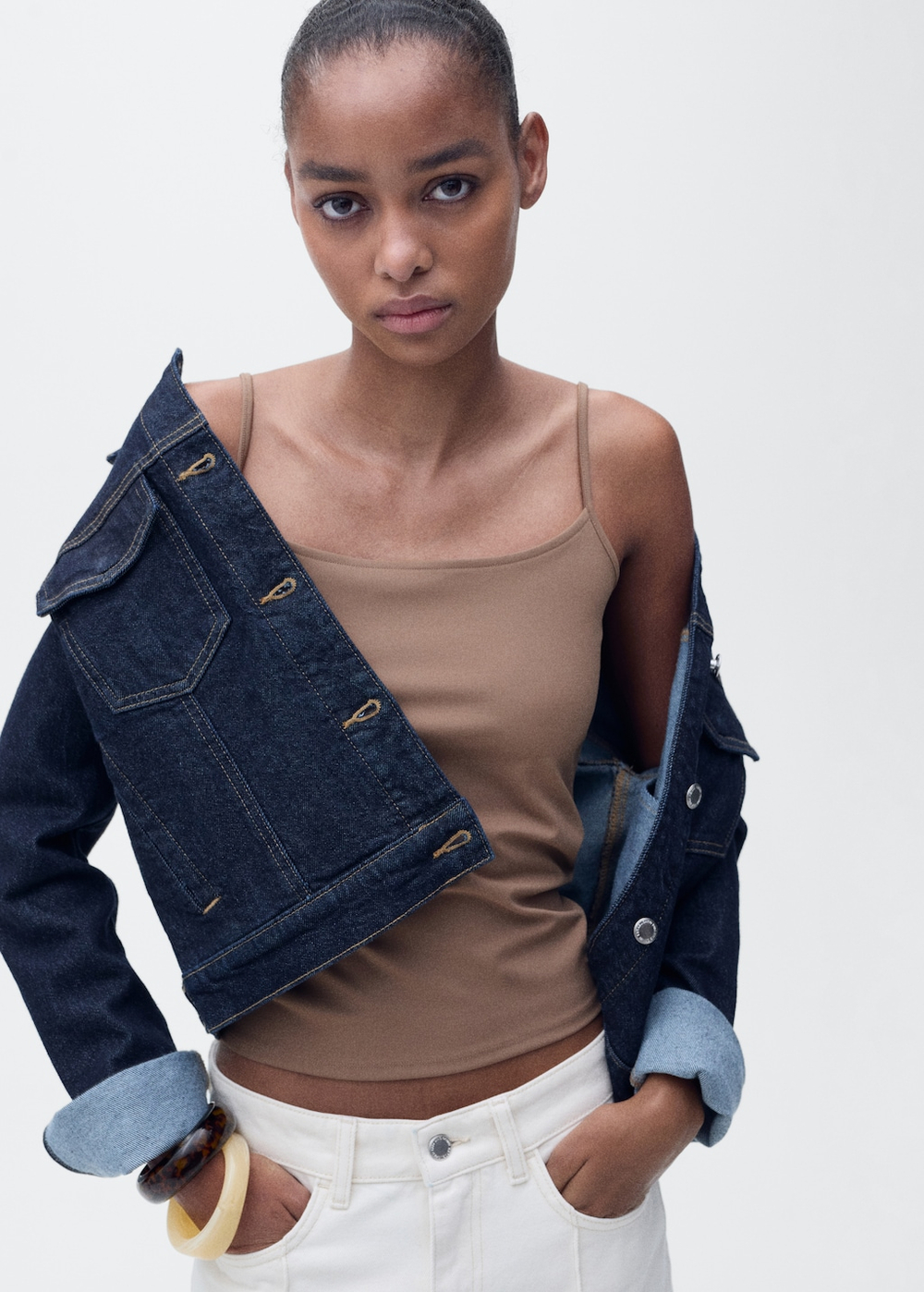 Приталенный топ на узких бретельках