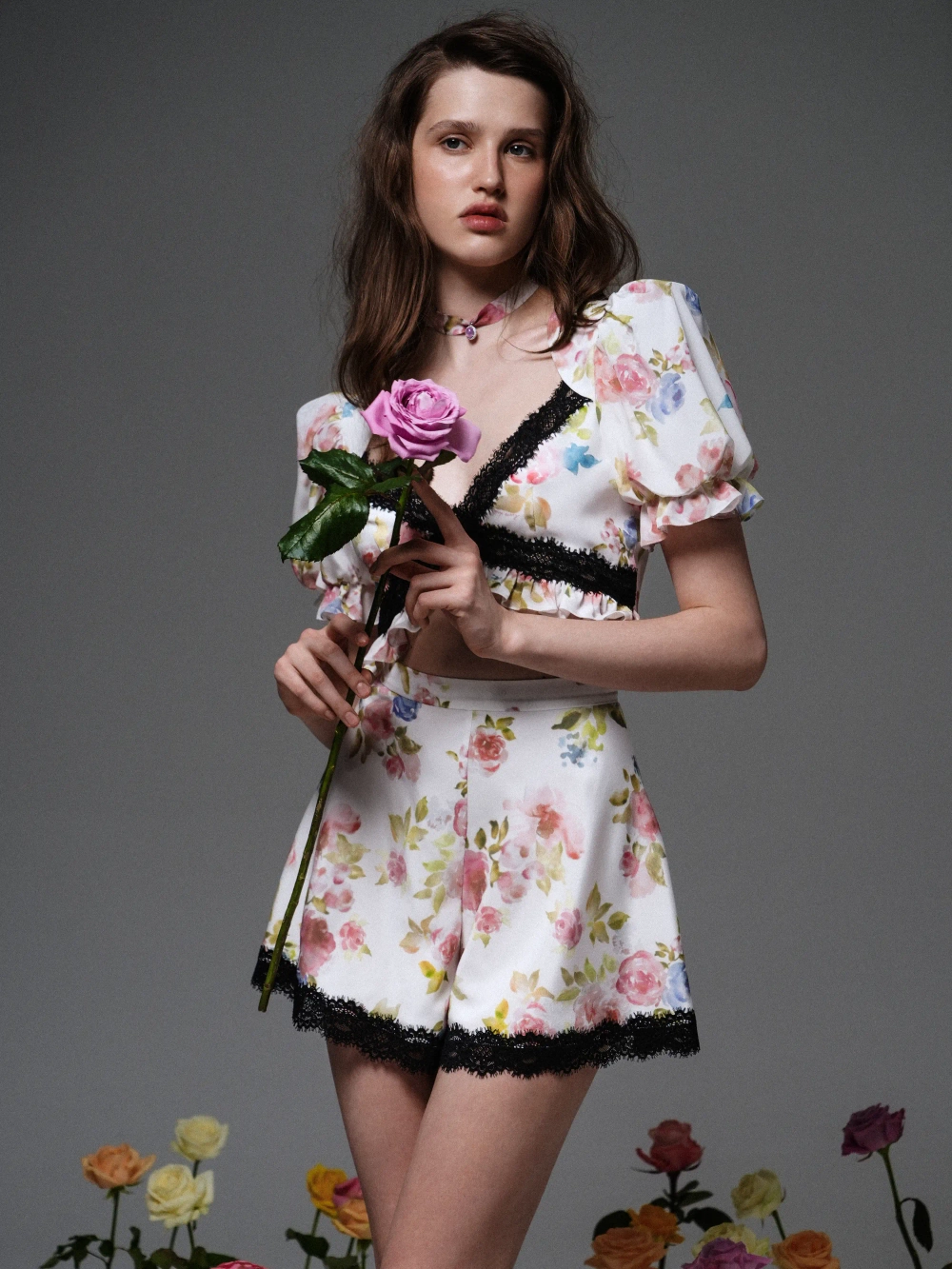 Одри (Audrie), шорты с рюшами из молочного крепдешина с цветочным принтом и отделкой из черного кружева