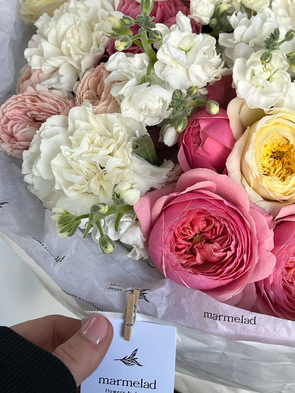 Букет из кустовых пионовидных роз, маттиолы и диантусов