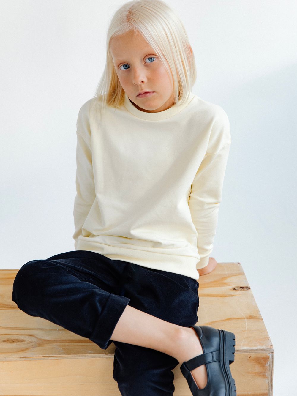 Свитшот сливочного цвета