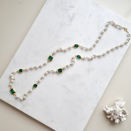 Безель с зелёными кристаллами