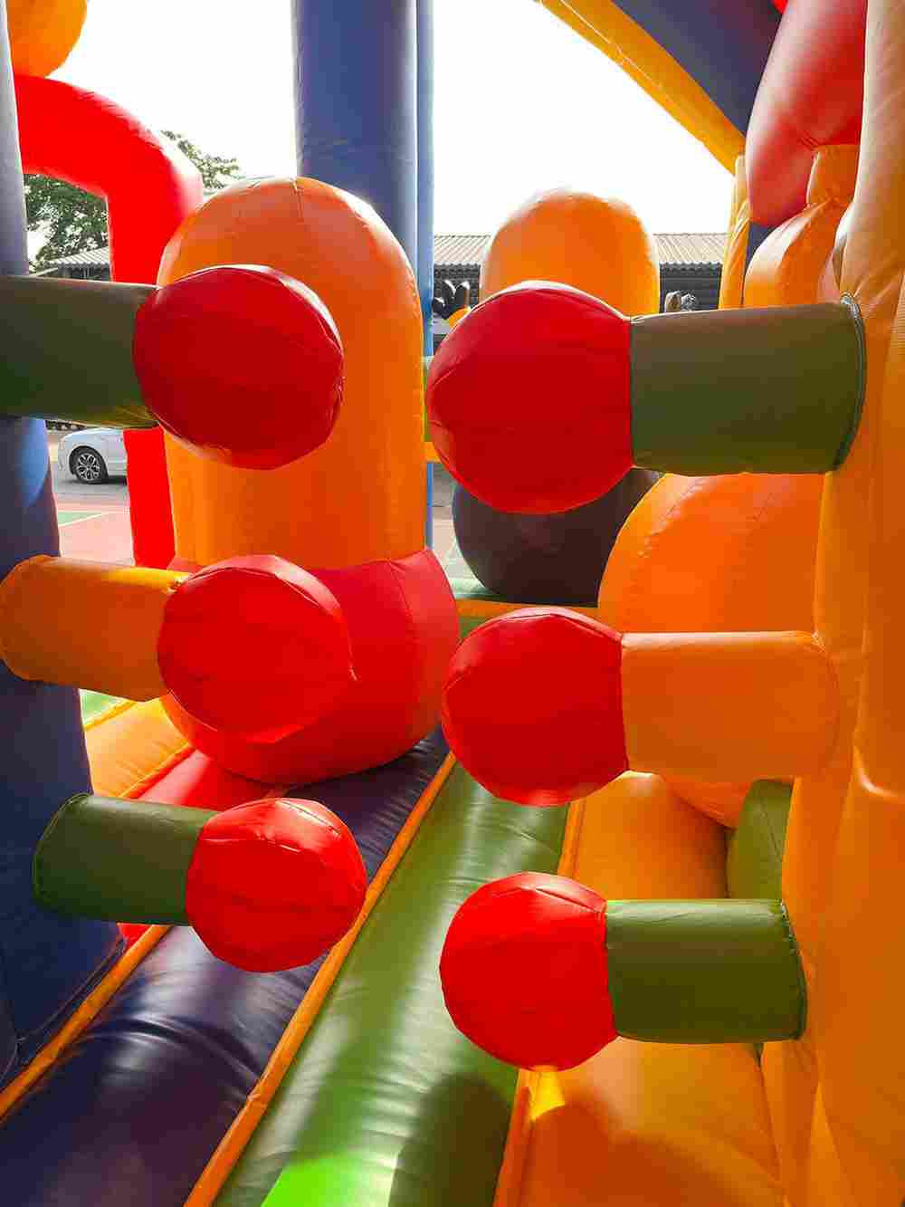 Коммерческий надувной батут «Смайлики» с крышей, размер 12*7,5*7 м