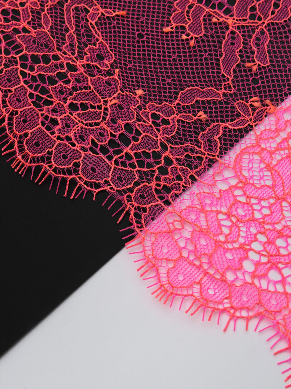 Кружево шантильи розовое неоновое с оранжевой нитью неэластичное ширина 22 см купон 2.9 м