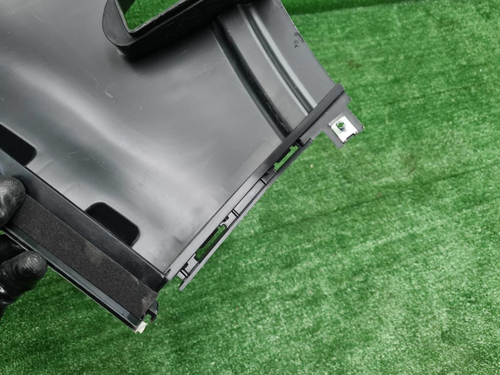 Воздуховод переднего бампера Hongqi E-HS9 (20-нв)