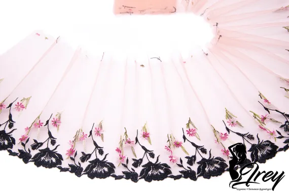 05-102 Вышивка на неэл. сетке 21 см, кофе с молоком/черный/розовый (правая)