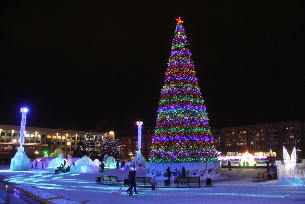 Светодинамическая елка каркасная - встроенная гирлянда: цветная -"Уральская" высота от 4 до 30 м