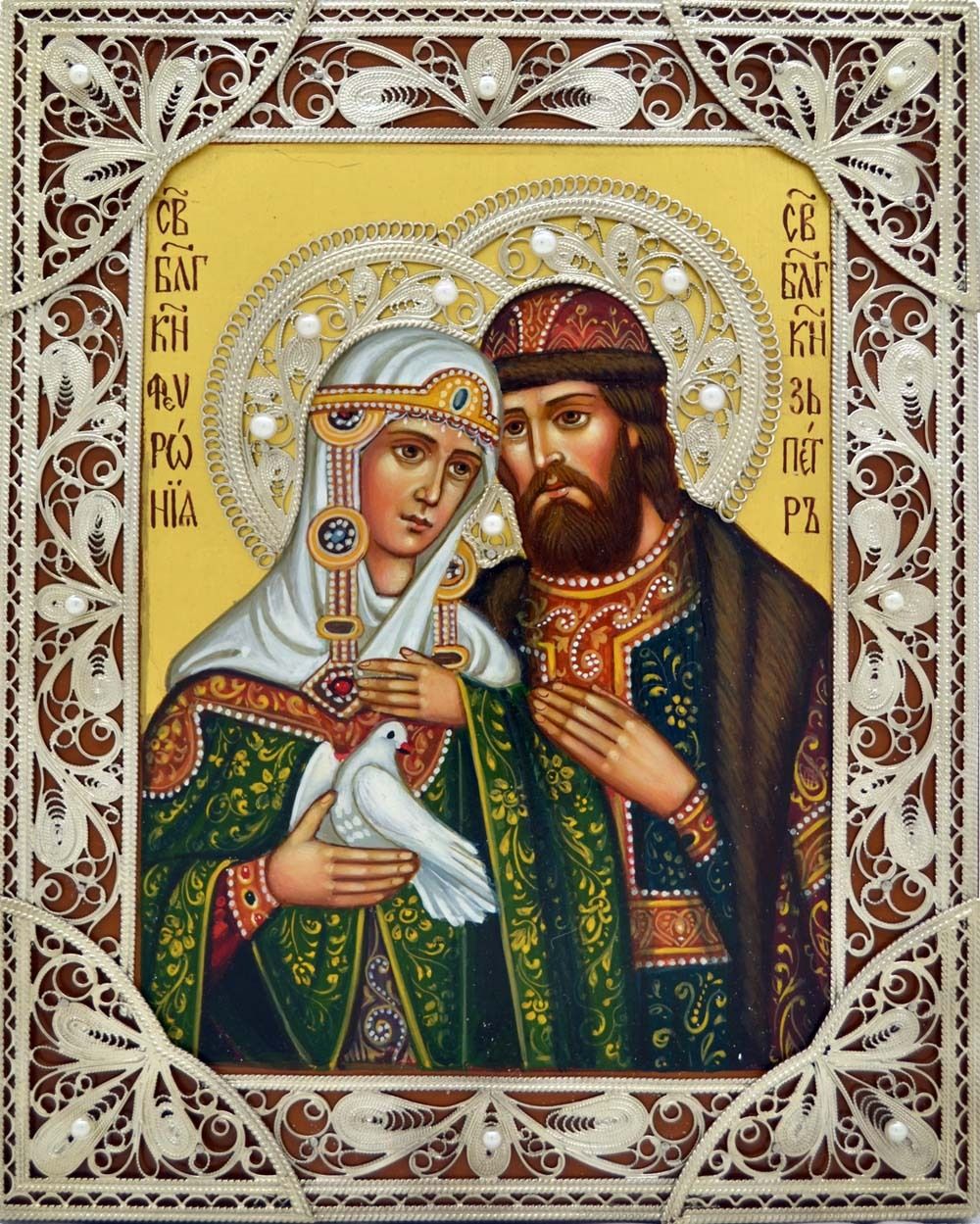 Писаная икона Св. Петра и Февронии Муромских с голубем в серебряной ризе с натуральным жемчугом.