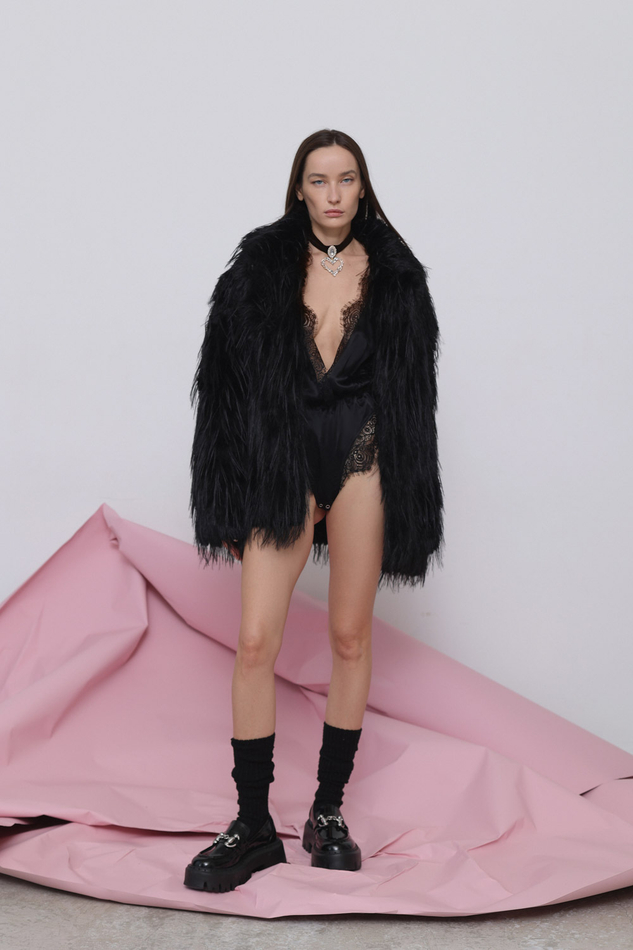 Шуба из эко-меха страуса черная