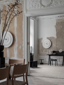 Современный настенный светильник с плавными волнообразными формами