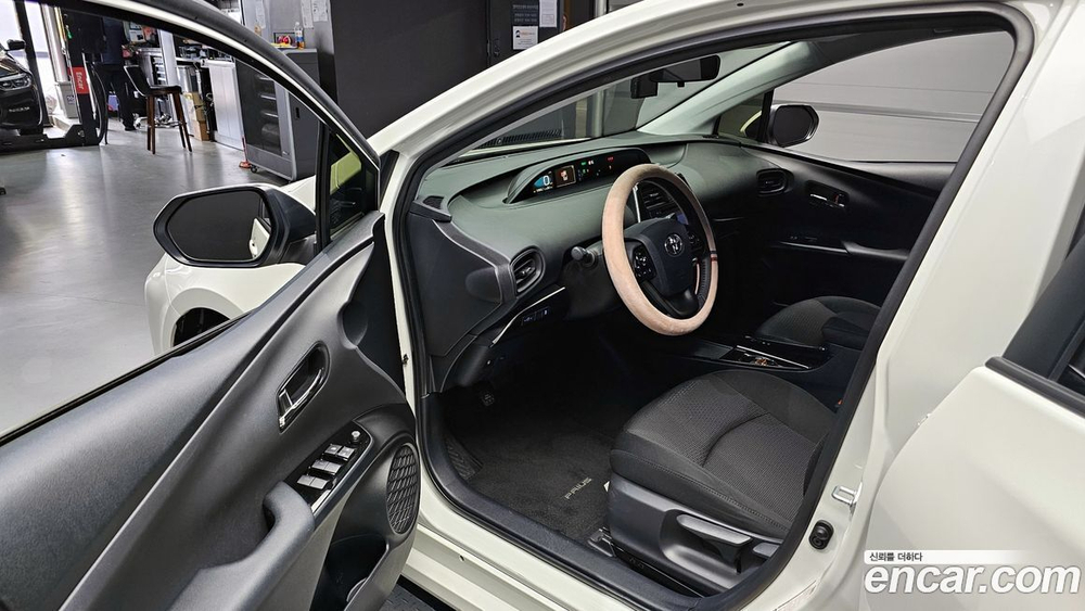 Toyota Prius 4 Generation 1.8 (10.2019)