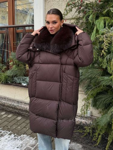 Удлиненный пуховик шоколадного цвета с меховым воротником и капюшоном