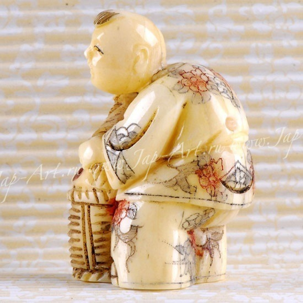 Нэцкэ Подросток с корзиной рыбы