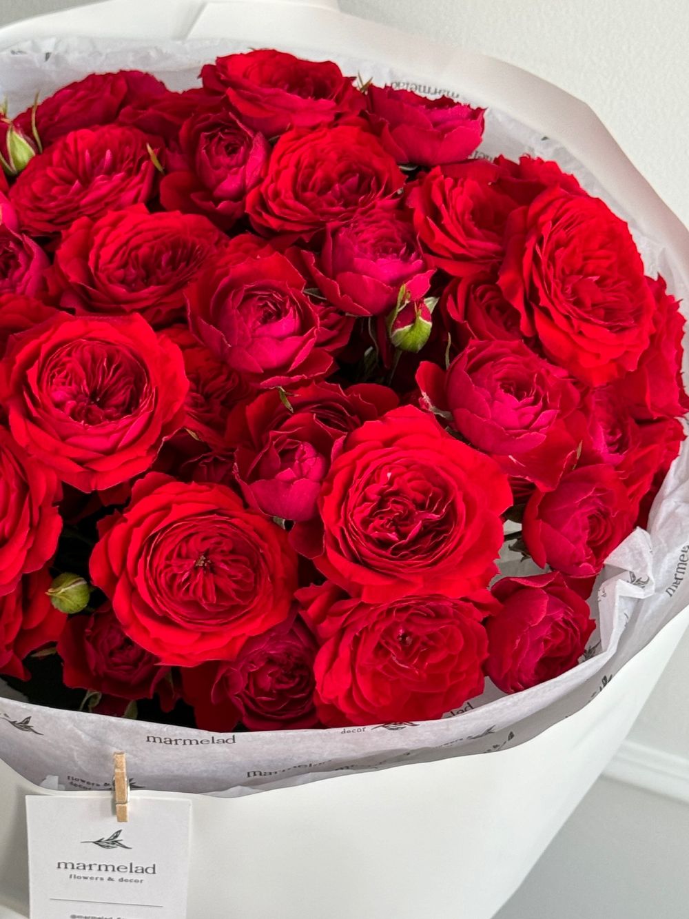 Букет из красных, кустовых пионовидных роз