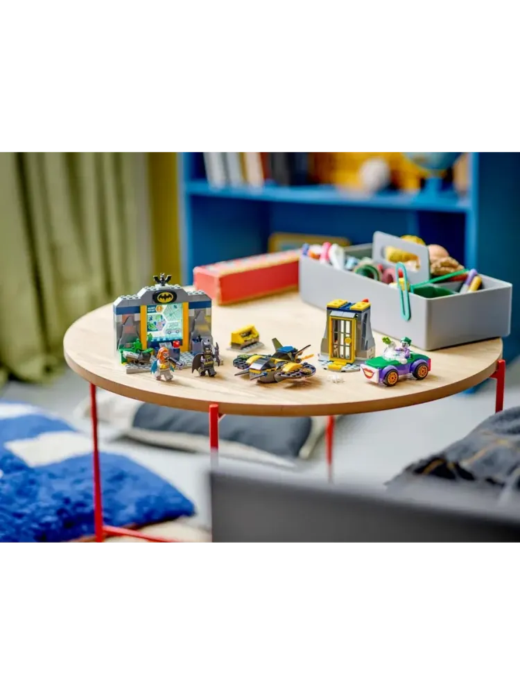 Конструктор Batman 76272 Бэтпещера с Бэтменом