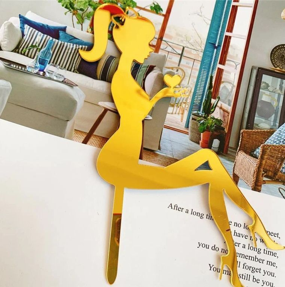 Топпер «Силуэт» девушка с сердцем в руках, золотой