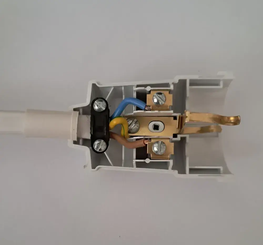 Удлинитель с заземлением "Доктор Ап" 1 розетка, 2 метра, ПуГВВ 3x1.5 мм, белый 3.6 кВт, 16А, серия "Мощный"