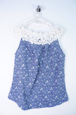 Топ красивый с кружевной вставкой, визуально на 46 размер