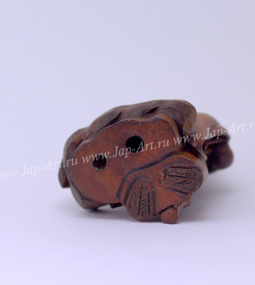 Нэцкэ Монах присел на камень