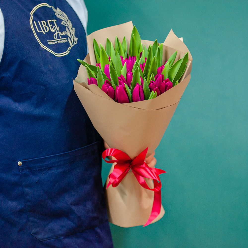 Малиновые тюльпаны в оформлении