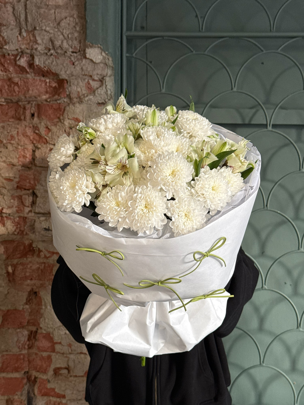 Букет из альстромерии и хризантемы