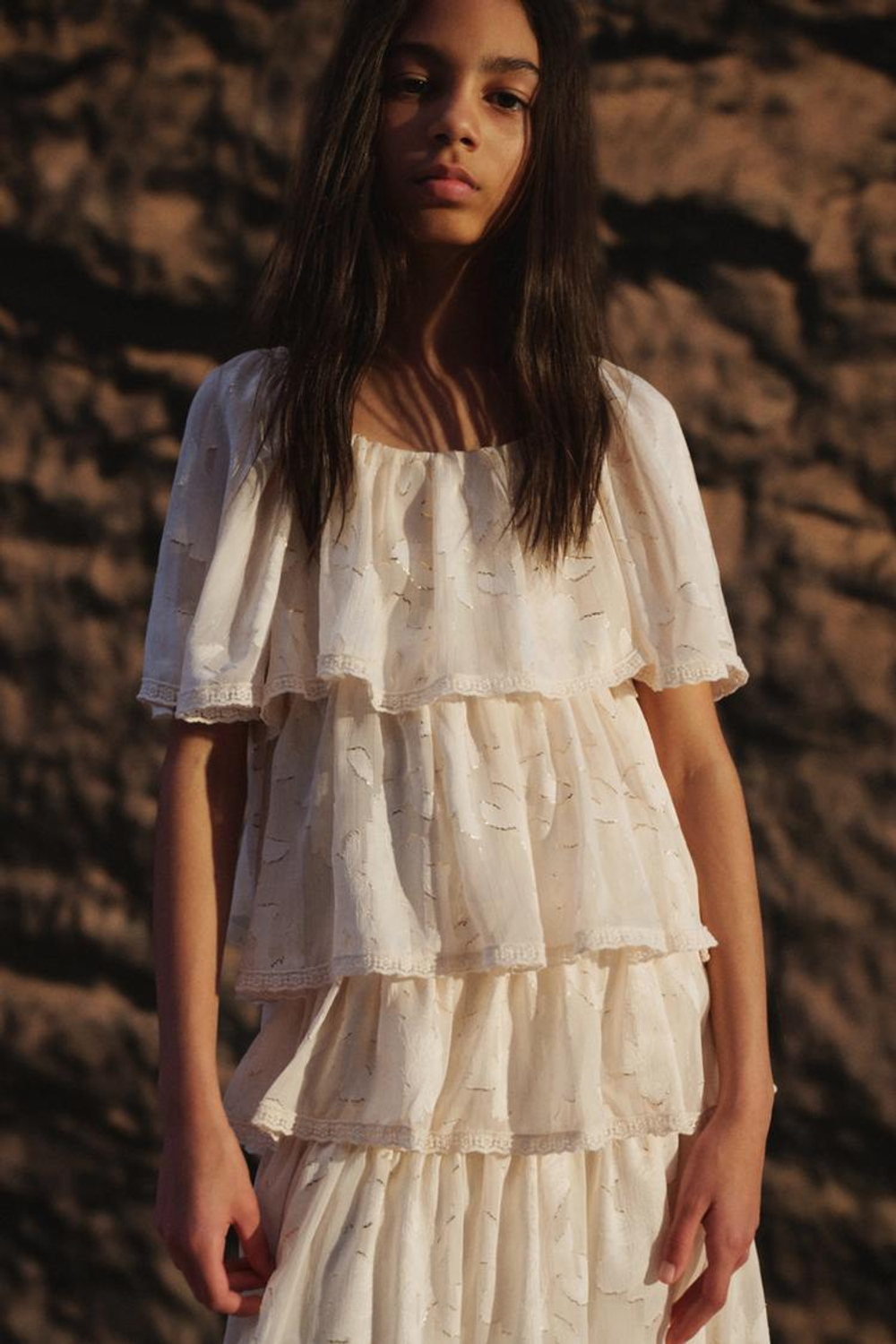 ZARA ПЛАТЬЕ С ОБОРКАМИ, ЭКРЮ